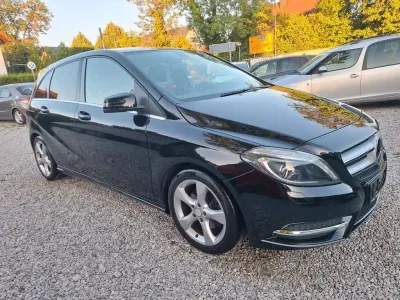 Gebraucht Mercedes B180 122 PS (89 kW) 2014 Schwarz Kleinwagen