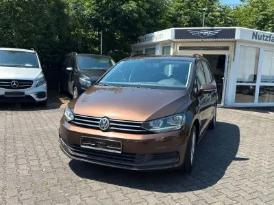 Gebraucht VW Touran Comfortline 150 PS (110 kW) 2015 Braun Van / Kleinbus