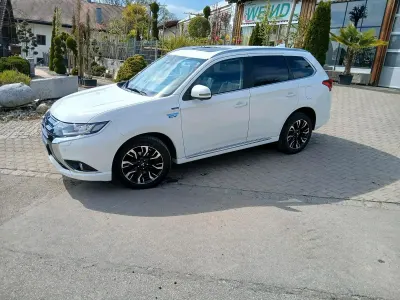 Używany Mitsubishi Outlander P-HEV 121 KM (88 kW) 2018 Biały SUV