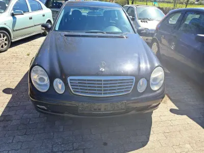 Używany Mercedes E220 Avantgarde 150 KM (110 kW) 2003 Czarny Sedan/Limuzyna