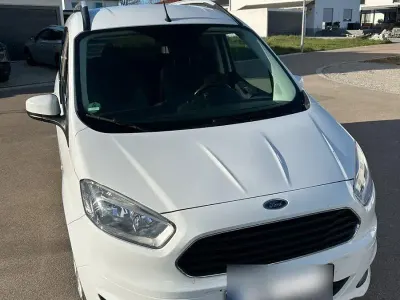 Gebraucht Ford Tourneo Courier Titanium 101 PS (74 kW) 2017 Weiß Van / Kleinbus