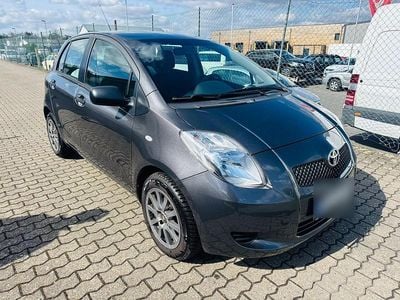 Gebraucht Toyota Yaris 68 PS (50 kW) 2011 Grau Kleinwagen