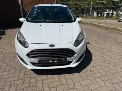 Gebraucht Ford Fiesta Trend 60 PS (44 kW) 2013 Weiß Kleinwagen