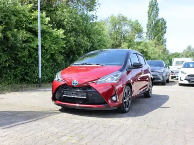 Gebraucht Toyota Yaris Style 101 PS (74 kW) 2017 Tokiorot perleffekt / mysticschwarz mica