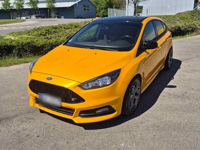 Usata Ford Focus ST 250 CV (183 kW) 2015 Giallo Berlina