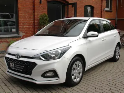 Gebraucht Hyundai i20 Select 101 PS (74 kW) 2019 Weiß Kleinwagen