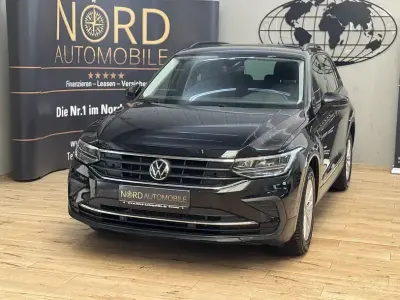 Gebraucht VW Tiguan Life 150 PS (110 kW) 2022 Deep black perleffek (metallic) SUV