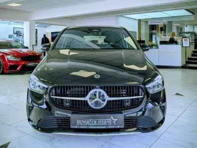Gebraucht Mercedes B200 Progressive 163 PS (119 kW) 2025 Lack kosmosschwarz Kleinwagen
