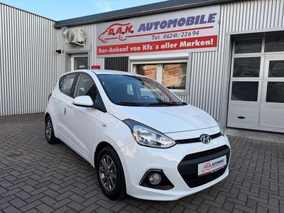 Gebraucht Hyundai i10 Edition 87 PS (63 kW) 2015 Weiß Kleinwagen
