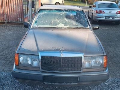 Braun Gebraucht 1988 Mercedes E230 Limousine | 3.000 €