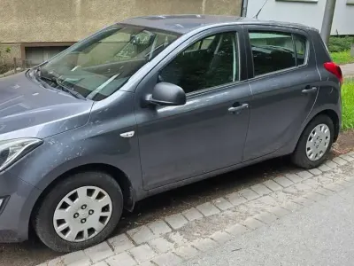 Gebraucht Hyundai i20 Trend 86 PS (63 kW) 2014 Grau Kleinwagen