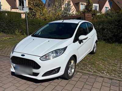 Gebraucht Ford Fiesta 60 PS (44 kW) 2016 Weiß Kleinwagen