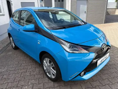 Gebraucht Toyota Aygo X-play 69 PS (50 kW) 2017 Spash cyan Kleinwagen