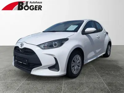 Gebraucht Toyota Yaris Basis 72 PS (52 kW) 2023 Super white 2 Kleinwagen