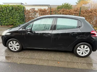 Usata Peugeot 208 Active 68 CV (50 kW) 2014 Nero Utilitaria