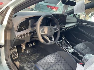 Neu VW Golf VIII R-line 150 PS (110 kW) 2026 Crystal blue metallic Kombi