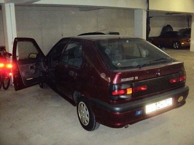 Rot Gebraucht 1992 Renault R9 Limousine | 300 €