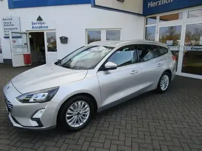 Używany Ford Focus Titanium 125 KM (91 kW) 2021 Srebrny Sedan/Limuzyna
