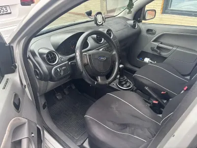 Używany Ford Fiesta 65 KM (47 kW) 2002 Srebrny Hatchback