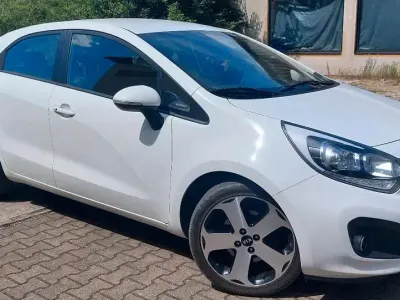 Gebraucht Kia Rio 90 PS (66 kW) 2012 Weiß Limousine