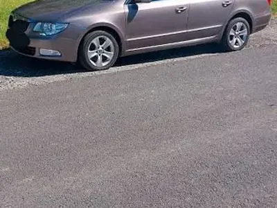 Gebraucht Skoda Superb 140 PS (102 kW) 2011 Violett Kombi