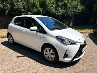 Gebraucht Toyota Yaris Hybrid Comfort 101 PS (74 kW) 2020 Schneeweiß Limousine