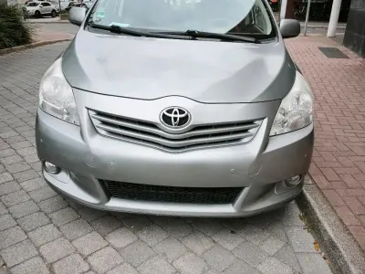 Gebraucht Toyota Verso 132 PS (97 kW) 2010 Silber Van / Kleinbus