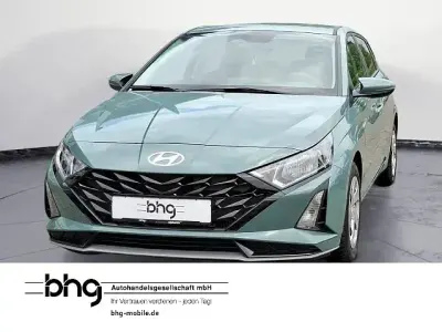 Gebraucht Hyundai i20 101 PS (74 kW) 2024 Mangrove green / mic Kleinwagen