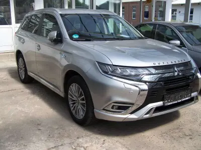 Gebraucht Mitsubishi Outlander P-HEV Plus 135 PS (99 kW) 2020 Sterlingsilber (m) SUV