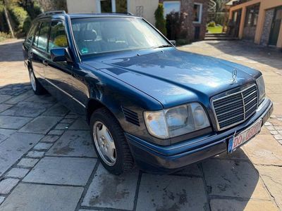 Second-hand Mercedes E250 113 CP (83 kW) 1986 Albastru Break