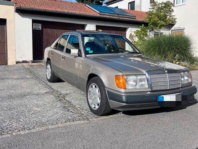 Beige Gebraucht 1990 Mercedes E230 Limousine | 8.999 €