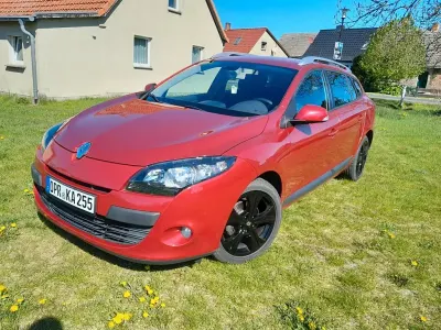 Używany Renault Mégane Dynamique 110 KM (80 kW) 2011 Czerwony Sedan/Limuzyna