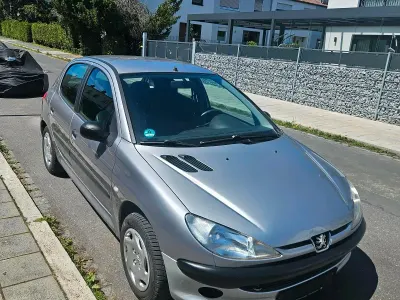 Gebraucht Peugeot 206 75 PS (55 kW) 2001 Silber Kleinwagen