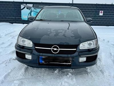 Schwarz Gebraucht 1998 Opel Omega Limousine | 4.000 € (Teuer)