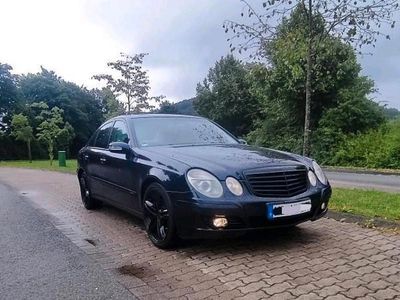 Blau Gebraucht 2003 Mercedes E220 Limousine | 2.300 €