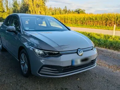 Gebraucht VW Golf VIII Life 131 PS (96 kW) 2022 Grau Limousine