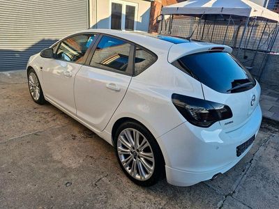 Weiß Gebraucht 2012 Opel Astra Color Edition Limousine | 5.100 €