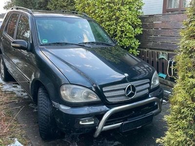 Schwarz Gebraucht 2003 Mercedes ML270 SUV | 2.000 €
