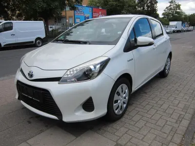 Gebraucht Toyota Yaris Hybrid Life 101 PS (74 kW) 2014 Weiß Limousine