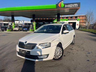 Gebraucht Skoda Octavia Ambition 105 PS (77 kW) 2014 Weiß Kleinwagen