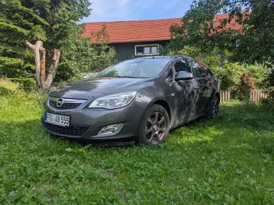 Gebraucht Opel Astra 90 PS (66 kW) 2010 Schwarz Limousine