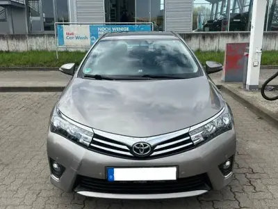 Używany Toyota Corolla Multidrive S 132 KM (97 kW) 2014 Brązowy Sedan/Limuzyna