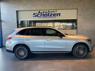 Gebraucht Mercedes GLC300e AMG line 333 PS (244 kW) 2024 Silber SUV