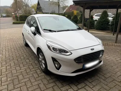 Second-hand Ford Fiesta Titanium 101 CP (74 kW) 2018 Alb Hatchback