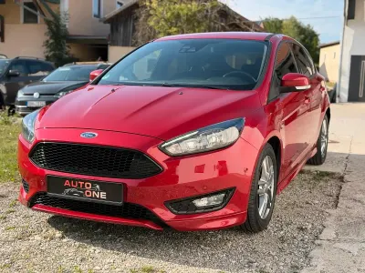 Gebraucht Ford Focus ST-Line 125 PS (91 kW) 2018 Rot Limousine