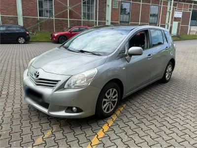 Gebraucht Toyota Verso 126 PS (92 kW) 2011 Silber Van / Kleinbus