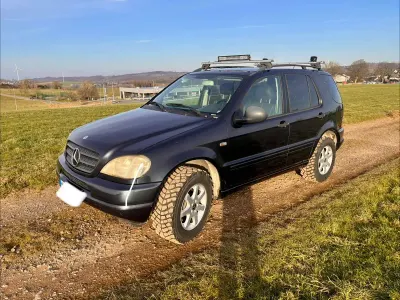 Używany Mercedes ML430 272 KM (200 kW) 2000 Niebieski SUV