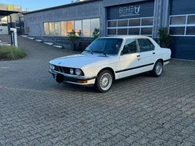 Second-hand BMW 525 Sport Line 122 CP (89 kW) 1986 Alb Berlinǎ