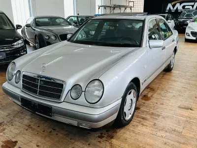Gebraucht Mercedes E220 95 PS (69 kW) 1995 Silber Limousine