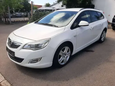 Gebraucht Opel Astra Selection 140 PS (102 kW) 2011 Weiß Kombi